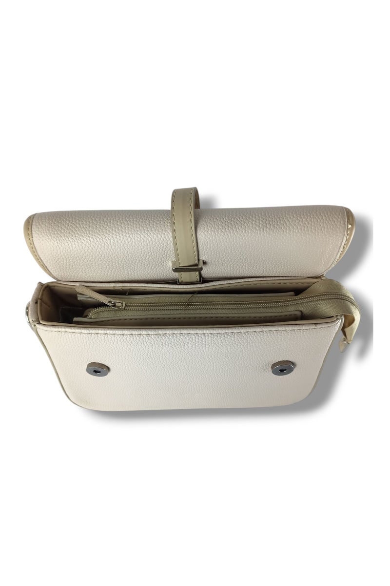 Simple and high quality shoulder bag in beige color - Image 3
