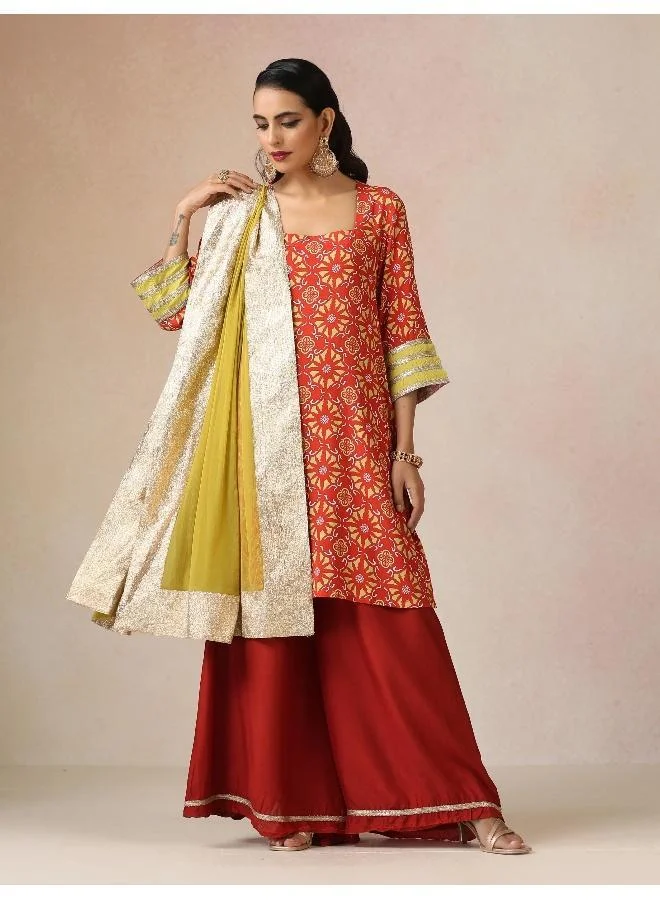 ترو برونز طقم كورتا شيرارا فيسكوز بطبعة أحمر وأخضر من ترو براونز