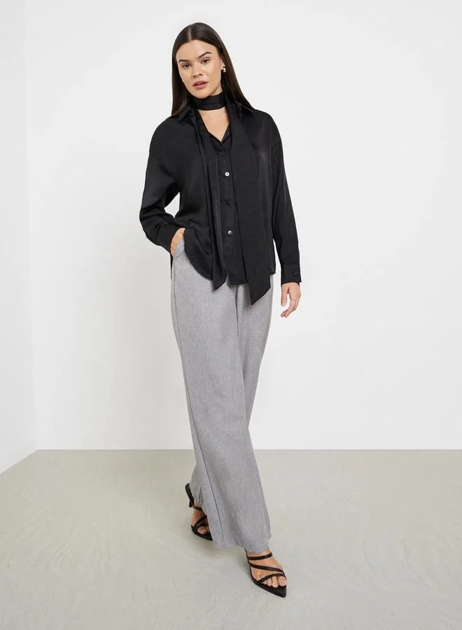 ستايلي قميص ساتان أسود مع وشاح للرقبة