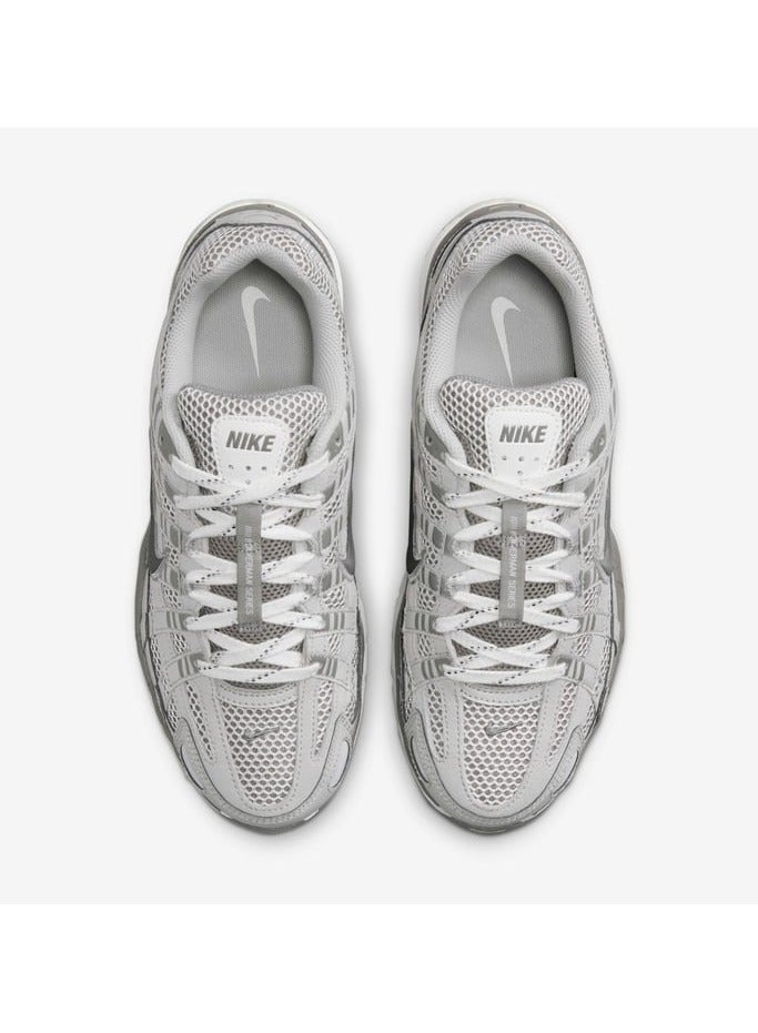 نايكي حذاء Nike P-6000 Premium - خام الحديد الخفيف/غبار الفوتون/القصدير المسطح/الفضي المعدني  - Image 3