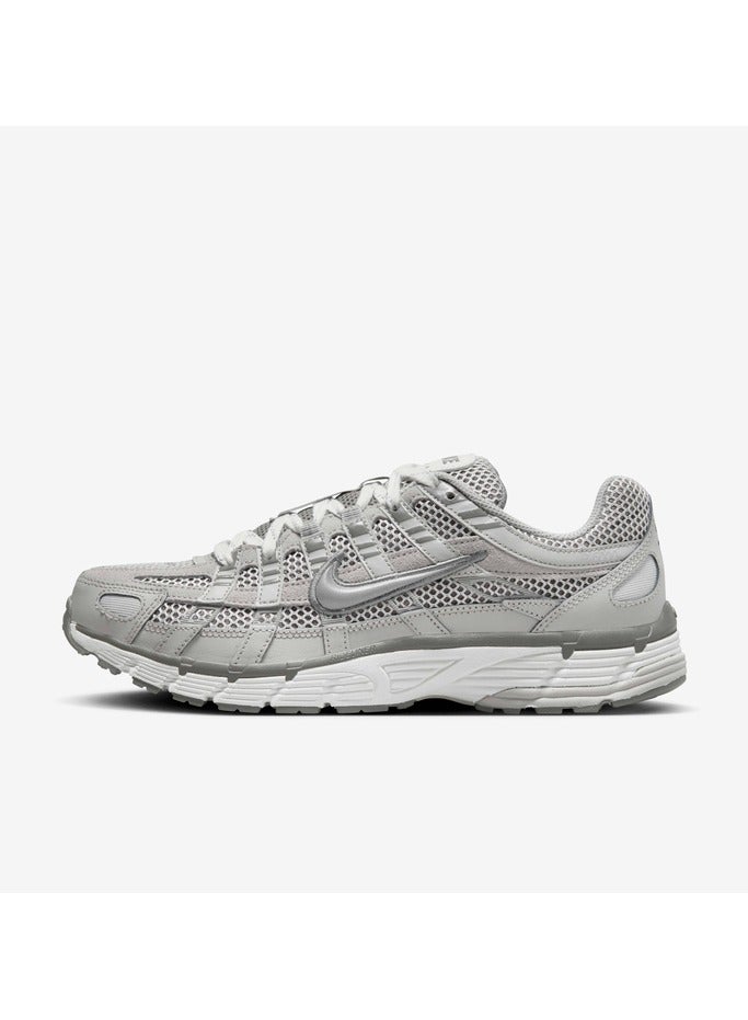 نايكي حذاء Nike P-6000 Premium - خام الحديد الخفيف/غبار الفوتون/القصدير المسطح/الفضي المعدني  - Image 1