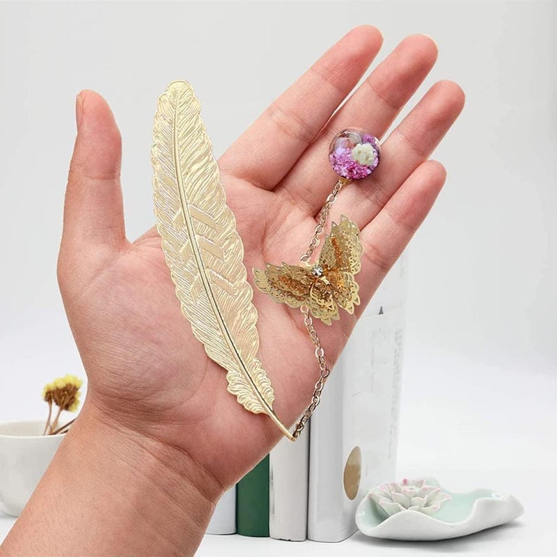 إي سي في في علامات مرجعية معدنية على شكل ريشة مع قلادة ثلاثية الأبعاد على شكل فراشة وزهرة مجففة، علامات صفحات كتب ذهبية عتيقة على شكل أوراق، هدية لمحبي الكتب والمعلمين - Image 2