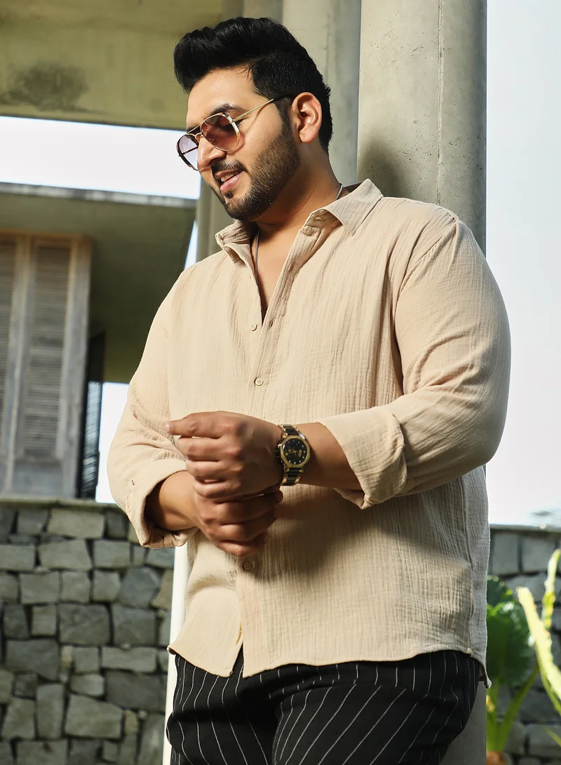 انستافاب بلس قميص رجالي أبيض مائل للصفرة بنسيج خفيف للملابس الكاجوال