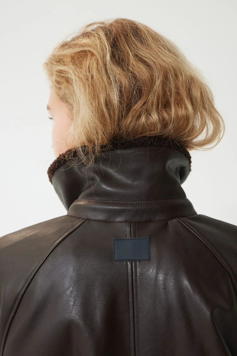 اتش اند ام جاكيت بياقة من نسيج تيدي