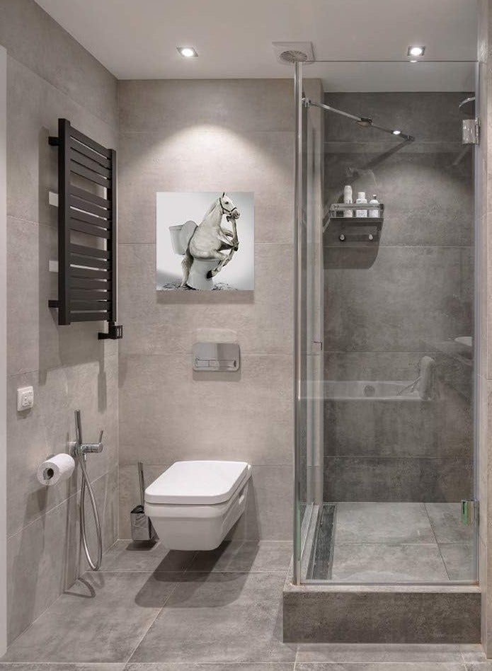 مؤسسة فكرة اليوم لوحة فنية جدارية من القماش مطبوعة عليها صورة حيوان، مقاس 16 × 16 بوصة، لوحة زيتية فنية من الخشب ومؤطرة لتزيين حائط الحمام، حصان يجلس على المرحاض ويتأمل - Image 2