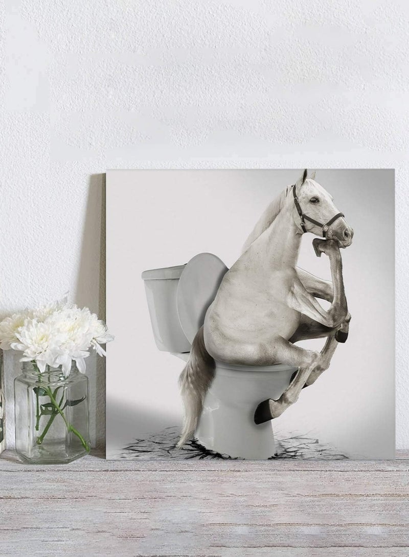 مؤسسة فكرة اليوم لوحة فنية جدارية من القماش مطبوعة عليها صورة حيوان، مقاس 16 × 16 بوصة، لوحة زيتية فنية من الخشب ومؤطرة لتزيين حائط الحمام، حصان يجلس على المرحاض ويتأمل - Image 3