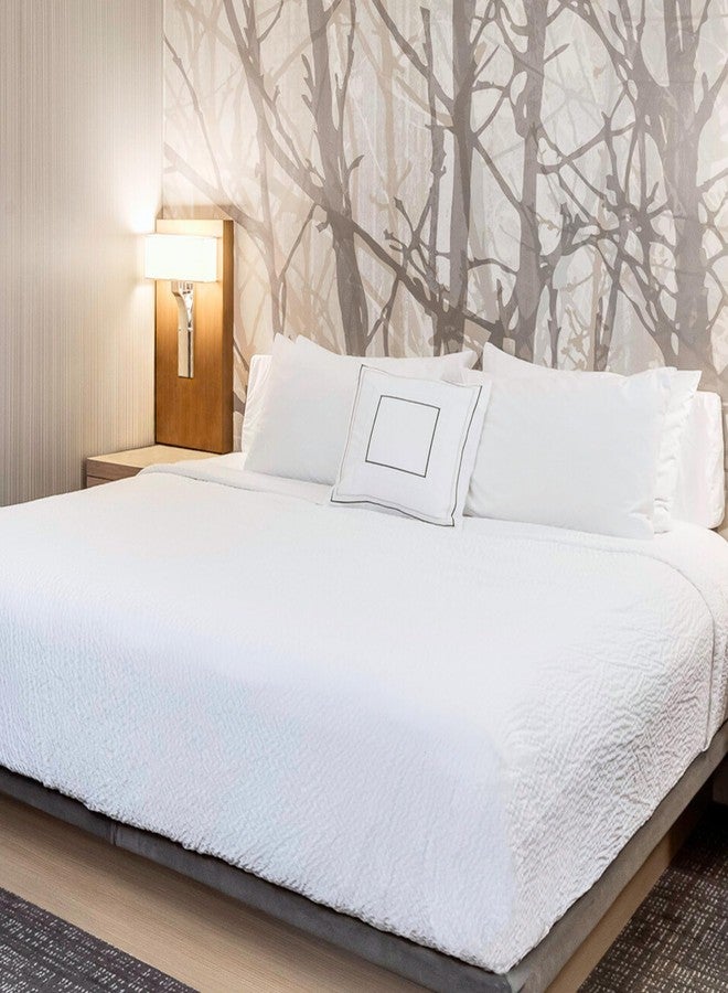 Courtyard by Marriott غطاء سرير كينغ من فندق كورت يارد باي ماريوت - خفيف الوزن وقابل للتنفس مع نسيج مموج مفعل بالغسيل لراحة على مدار السنة - غطاء سرير كينغ - غطاء سرير أبيض فندقي - Image 5