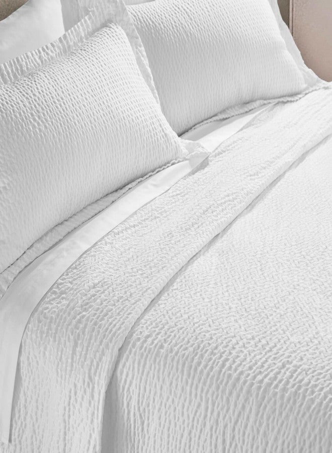 Courtyard by Marriott غطاء سرير كينغ من فندق كورت يارد باي ماريوت - خفيف الوزن وقابل للتنفس مع نسيج مموج مفعل بالغسيل لراحة على مدار السنة - غطاء سرير كينغ - غطاء سرير أبيض فندقي - Image 1