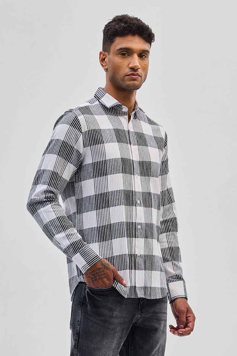 سنيتش قميص أبيض بقصة ضيقة بنقوش مربعات بارزة