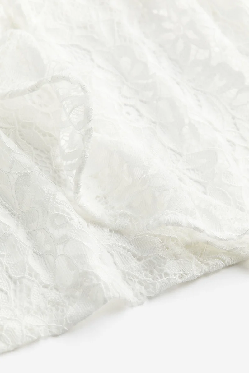 اتش اند ام بلوزة دانتيل بأكمام منفوخة وحافة مكشكشة