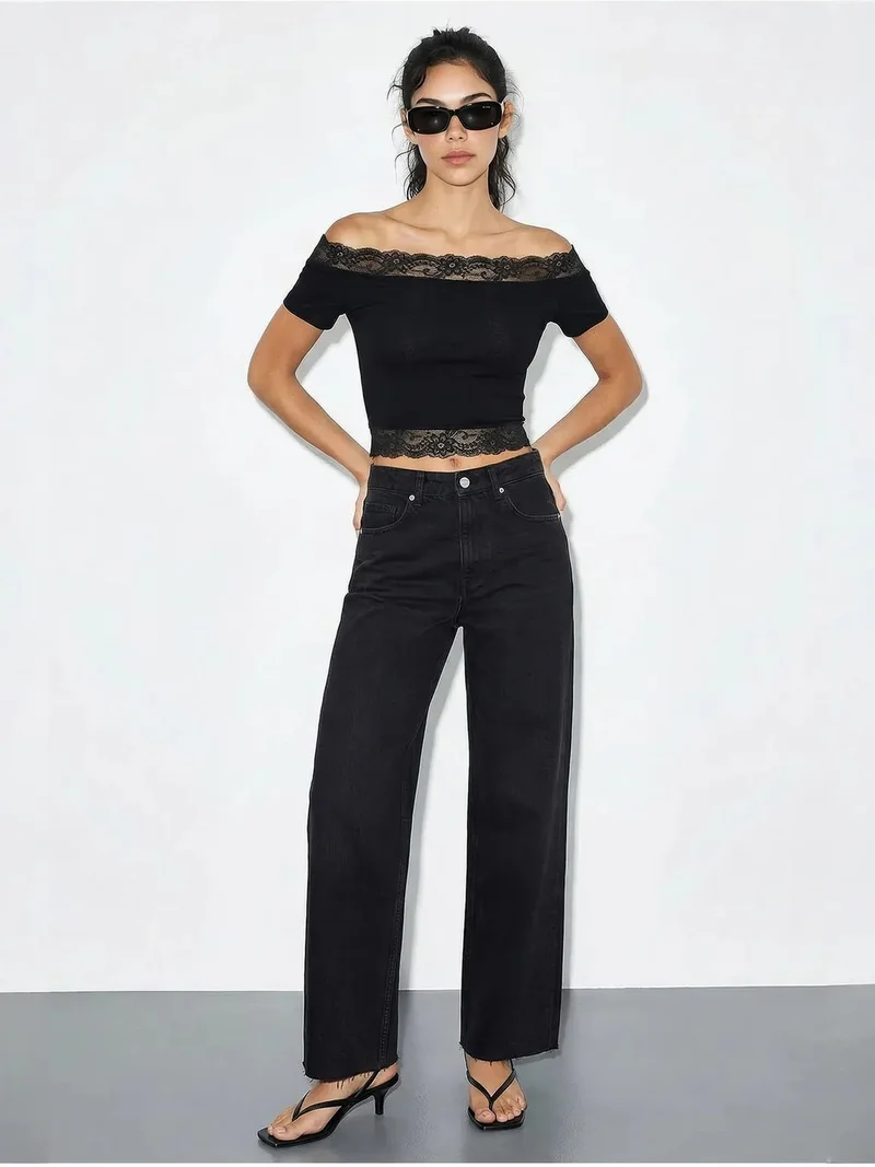 بيانكو لوتشي LUCCI Off Shoulder Lace Detailed Crop Blouse