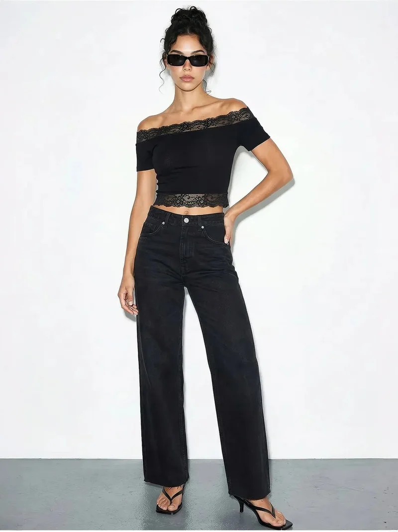 بيانكو لوتشي LUCCI Off Shoulder Lace Detailed Crop Blouse