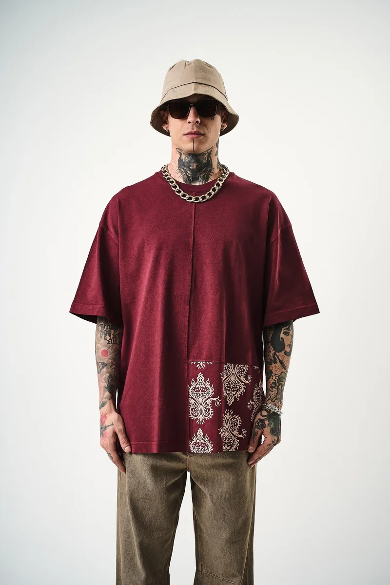 ريسباير تيشيرت رجالي واسع مطبوع بالبيزلي، لون عنابي