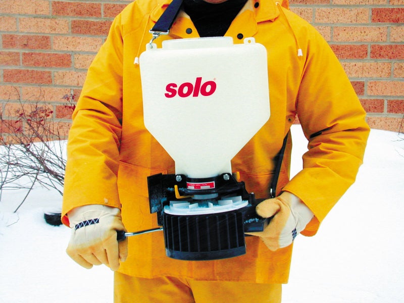 SOLO Inc. Solo 421 20-Pound Capacity Portable Chest-mount Spreader with Comfortable Cross-shoulder Strap - 421S, White, 20lb - Image 4