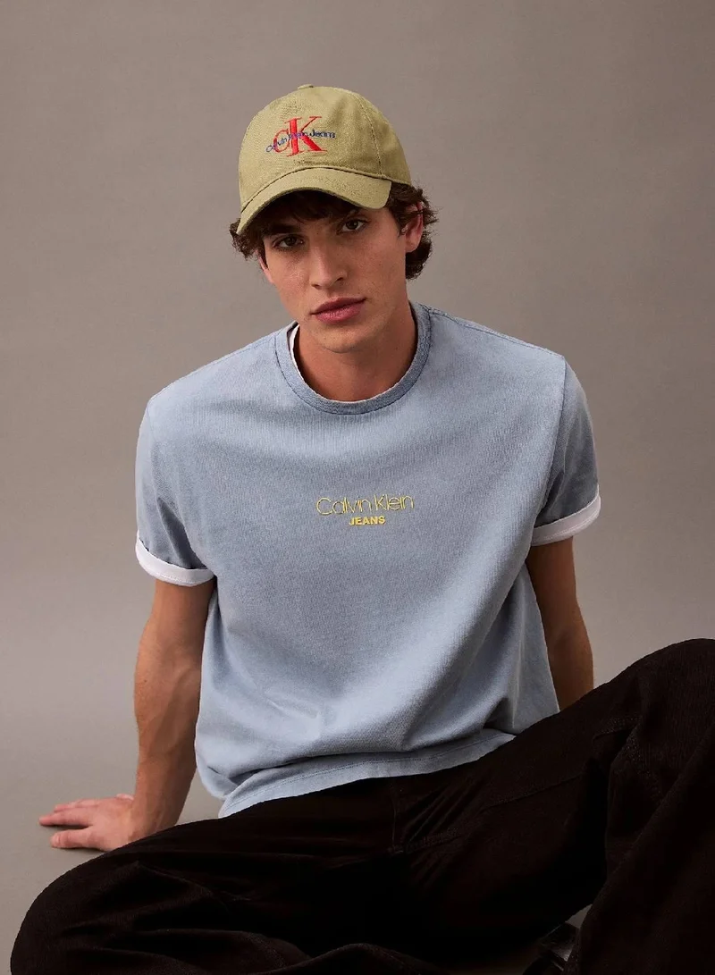 كالفن كلاين جينز تيشيرت بشعار بنمط باهت