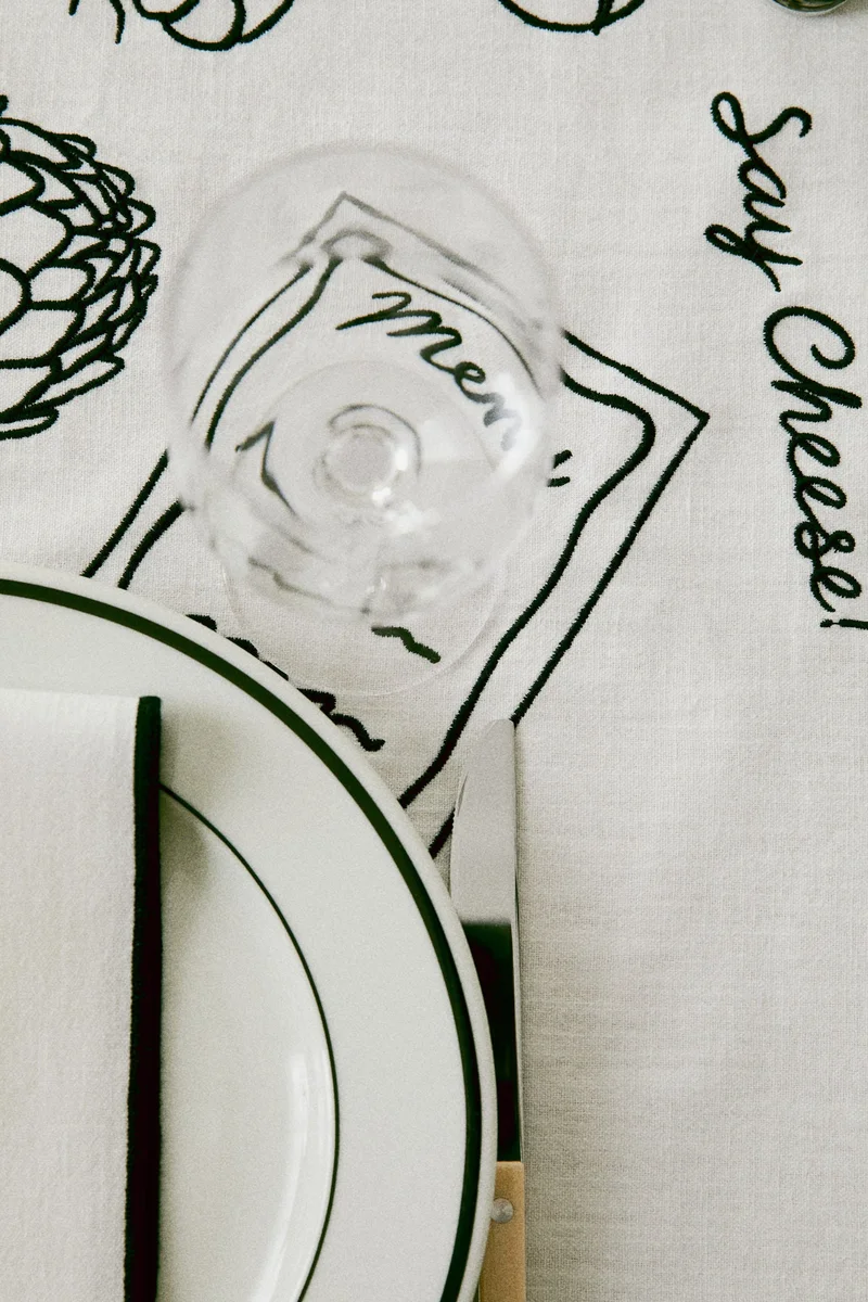 اتش اند ام مفرش طاولة مطرز