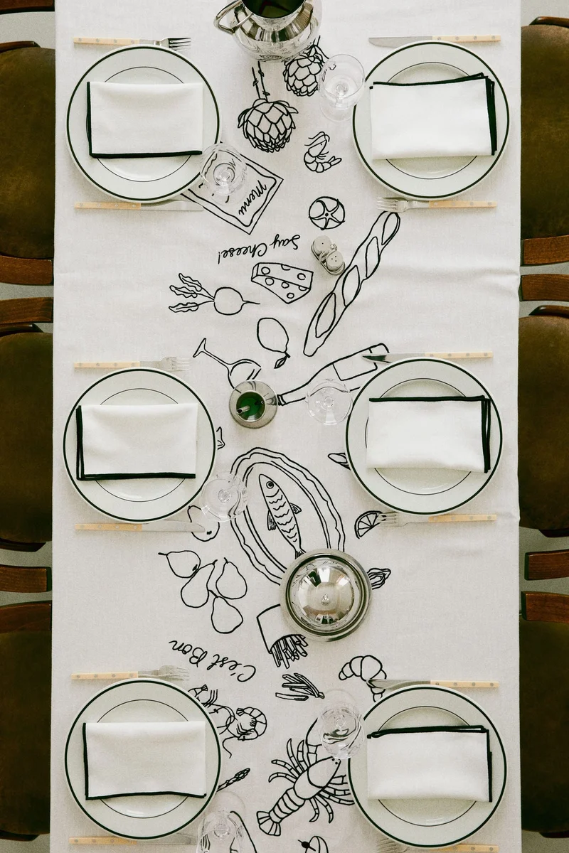 اتش اند ام مفرش طاولة مطرز