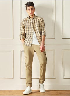 Dennis Lingo بنطال كارجو رجالي بقصّة Slim Fit بلون الكاكي  - Image 2