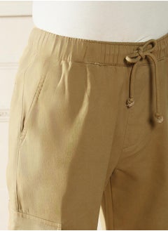Dennis Lingo بنطال كارجو رجالي بقصّة Slim Fit بلون الكاكي  - Image 3