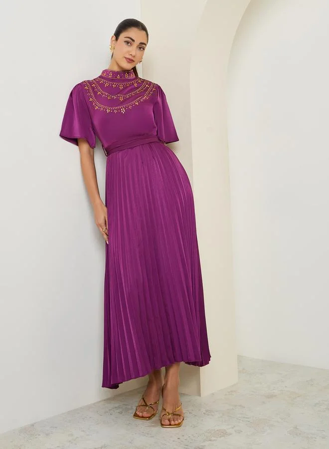 ستايلي فستان طويل أرجواني بليسيه مزين