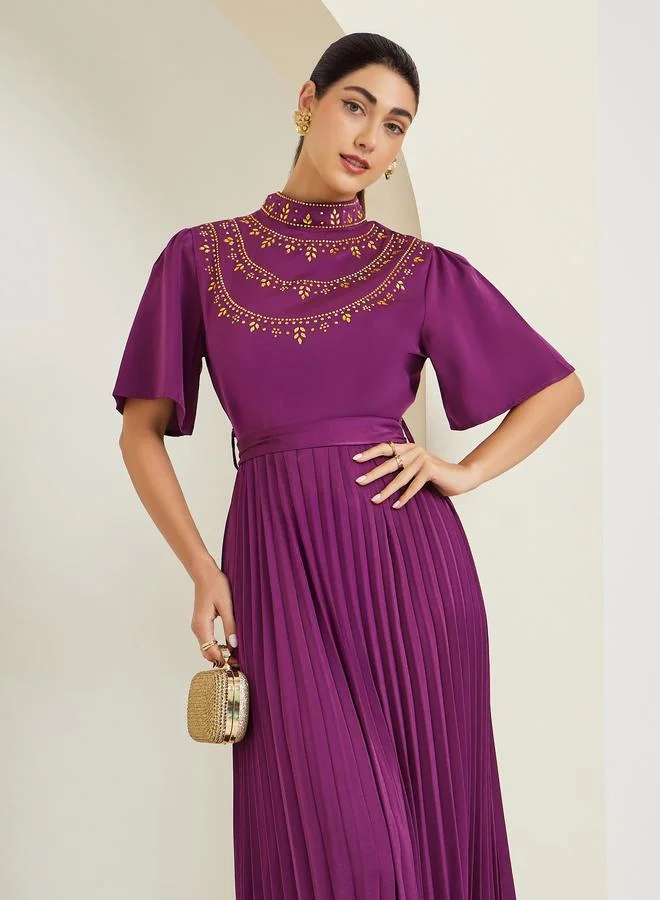 ستايلي فستان طويل أرجواني بليسيه مزين