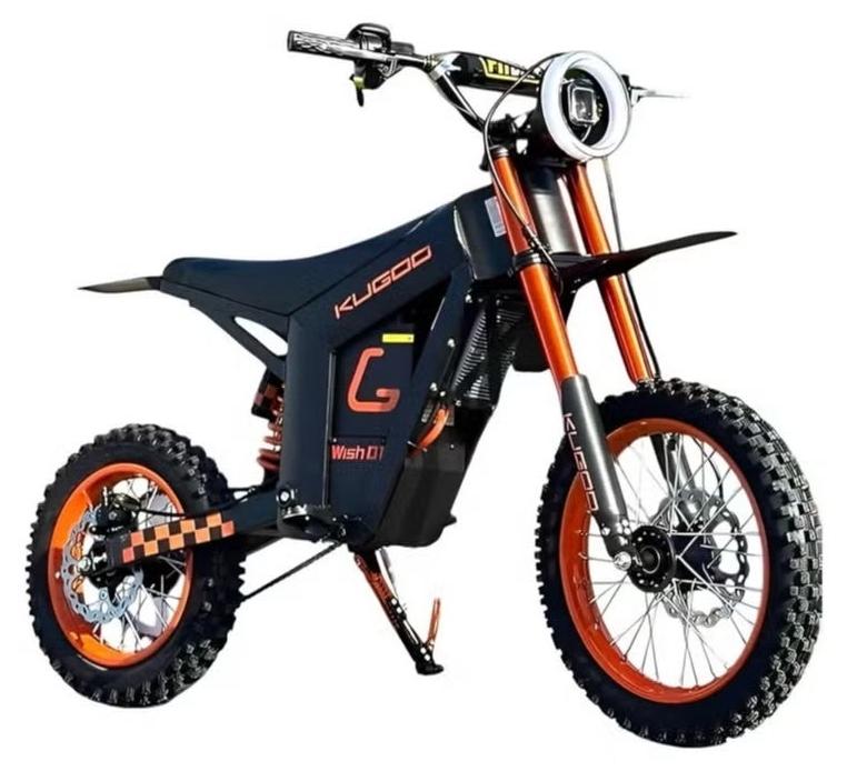 كي يو جي أو أو دراجة كهربائية WISH 01 بقوة 1500 واط للناشئين والكبار – سرعة عالية تصل إلى 50 كم/س للطرق الوعرة (إي-موتوكروس)، بطارية ليثيوم 48V/21AH، مدى طويل حتى 55 كم، فرامل ديسك أمامية وخلفية، نظام تعليق كامل (أمامي وخلفي)، محرك بدون فرشاة، إطارات لجميع التضاريس، أضواء أمامية LED، دراجة كهربائية قوية للمسارات والطرقات الوعرة مناسبة للناشئين والكبار، صديقة للبيئة وتشبه الموتوكروس سكوتر. - Image 1