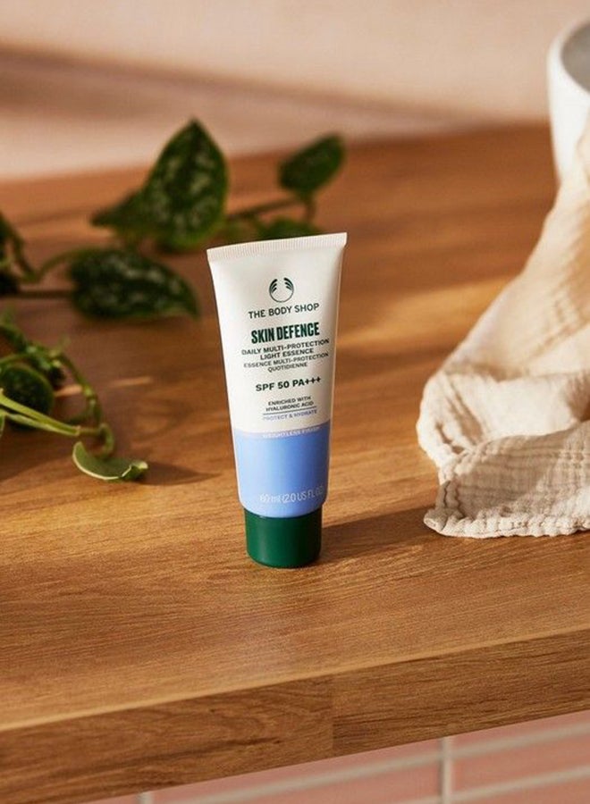 THE BODY SHOP إيسنس خفيفة متعددة الحماية للدفاع عن البشرة SPF 50 PA+++ – واقي شمس يومي خفيف ومرطب للوجه | حماية واسعة النطاق من UVA/UVB، يحمي من التلوث | غير دهني، سريع الامتصاص، لمسة غير مرئية، 50 مل - Image 2