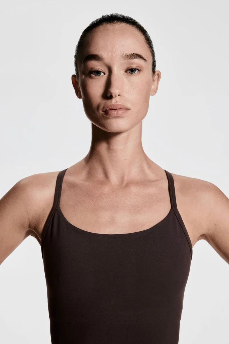 اتش اند ام حمالة صدر لليوغا بدعم متوسط من نسيج سوفت موف