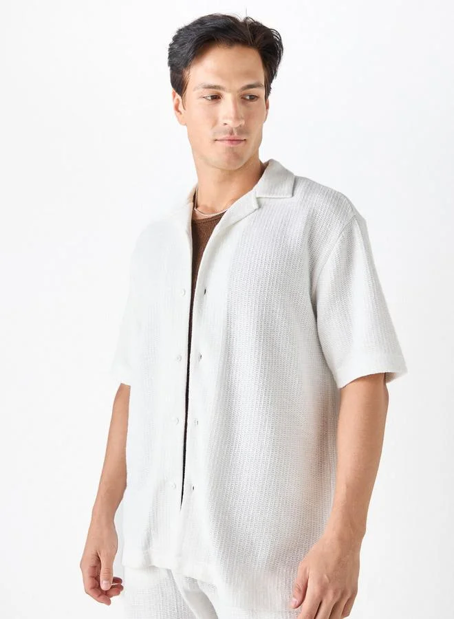 ايكونيك قميص بارز الملمس بقصة مريحة وأكمام قصيرة من آيكونيك