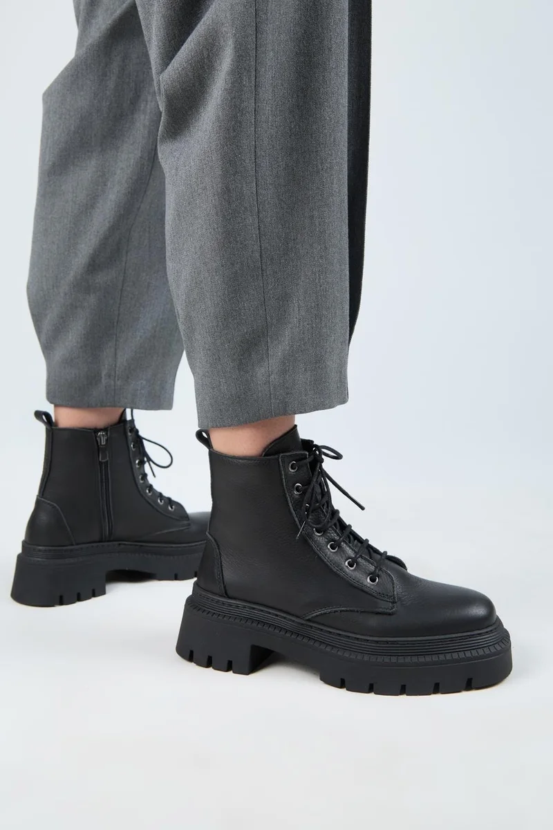 مانجيرو أحذية نسائية من الجلد الطبيعي من مانيجيرو (أفجين) ذات مقدمة مربعة سوداء برباط