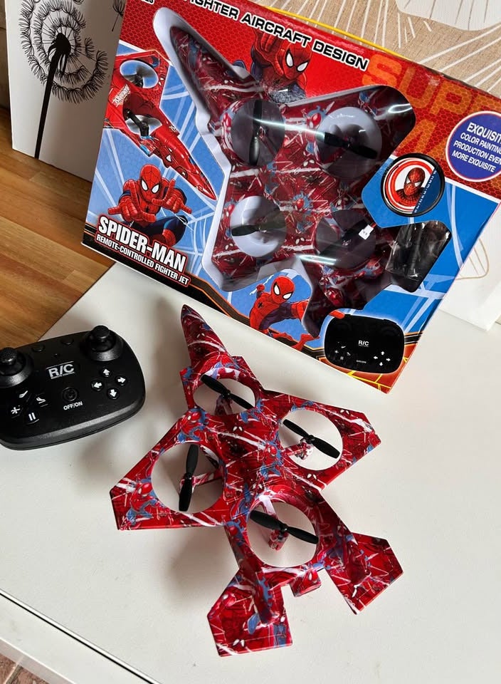 طائرة سبايدرمان المقاتلة - بجهاز تحكم عن بعد- طائرة بتصميم فريد على شكل مقاتلة مزينة برسومات سبايدرمان المفضّل للأطفال!متعة اللعب والتخيل بشخصية الأبطال الخارقين المفضلة لديهم!تحكم سهل بالريموت كنترول، يمنح طفلك تجربة طيران سلسة وممتعة.   مثالية للأطفال المغامرين والكبار في السن اللي يحبوا الحركة والإثارة. - Image 1