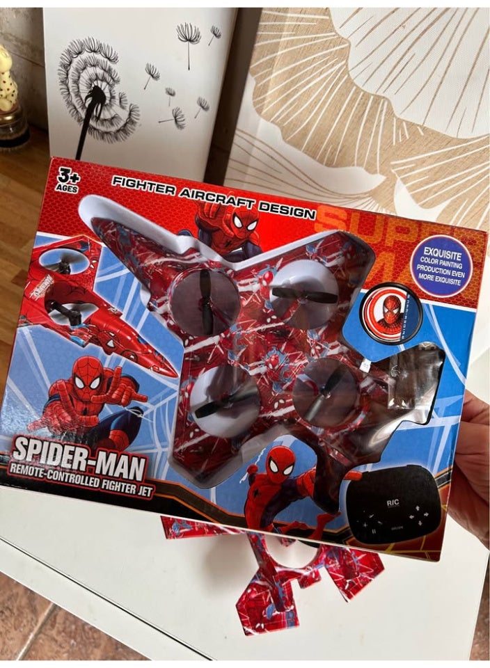 طائرة سبايدرمان المقاتلة - بجهاز تحكم عن بعد- طائرة بتصميم فريد على شكل مقاتلة مزينة برسومات سبايدرمان المفضّل للأطفال!متعة اللعب والتخيل بشخصية الأبطال الخارقين المفضلة لديهم!تحكم سهل بالريموت كنترول، يمنح طفلك تجربة طيران سلسة وممتعة.   مثالية للأطفال المغامرين والكبار في السن اللي يحبوا الحركة والإثارة. - Image 2