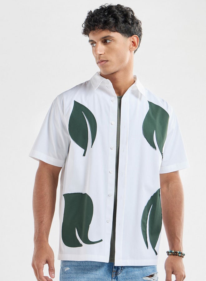 سبلاش فيڤ قميص بأكمام قصيرة وبزخارف ورق شجر - Image 1