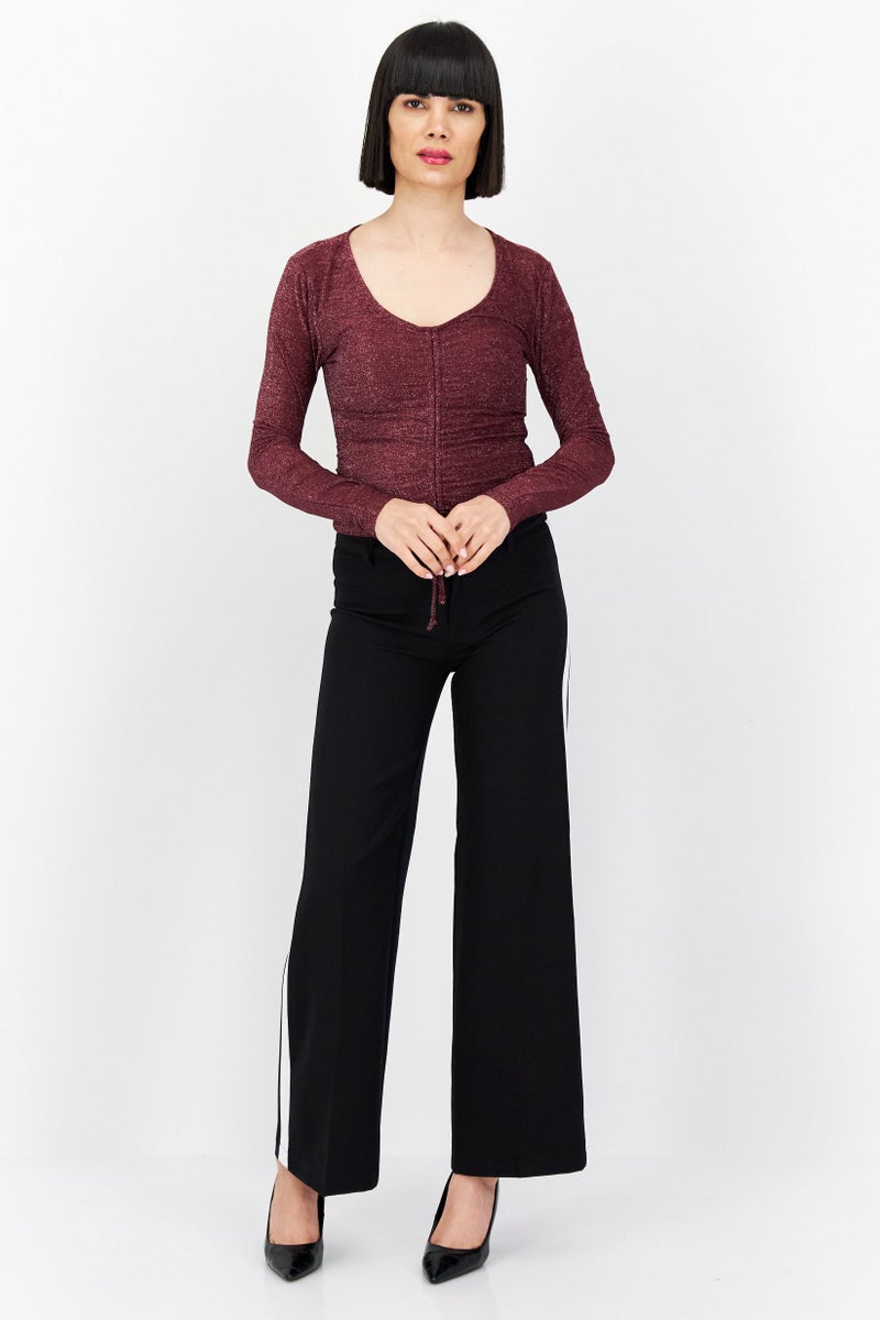 Ultra Flirt بلوزة معدنية بأكمام طويلة على شكل حرف V للنساء، بورجوندي - Image 2