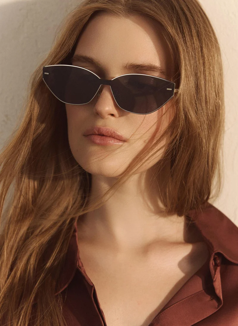 Oval-shaped sunglasses with metal frames