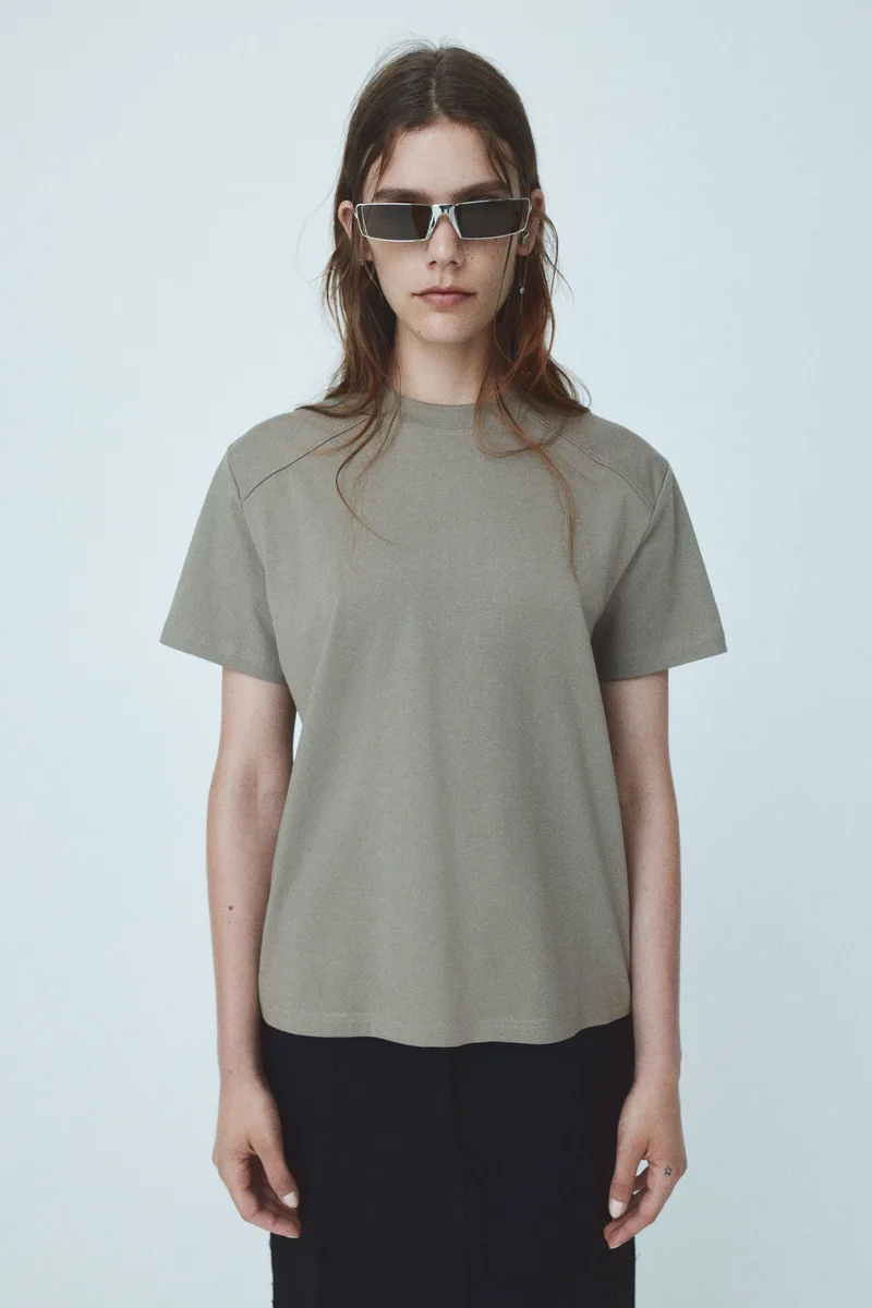 اتش اند ام تي-شيرت بتفاصيل مطوية