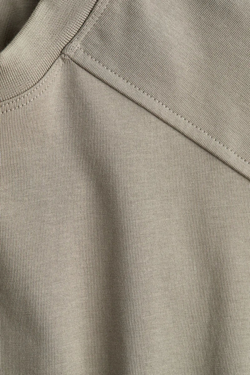 اتش اند ام تي-شيرت بتفاصيل مطوية