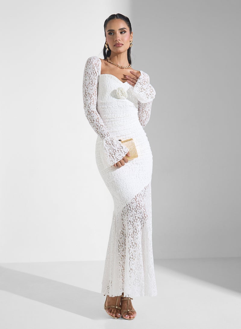 ايلا فستان سهرة مطرز بالدانتيل بياقة على شكل قلب وذيل سمكة - Image 1