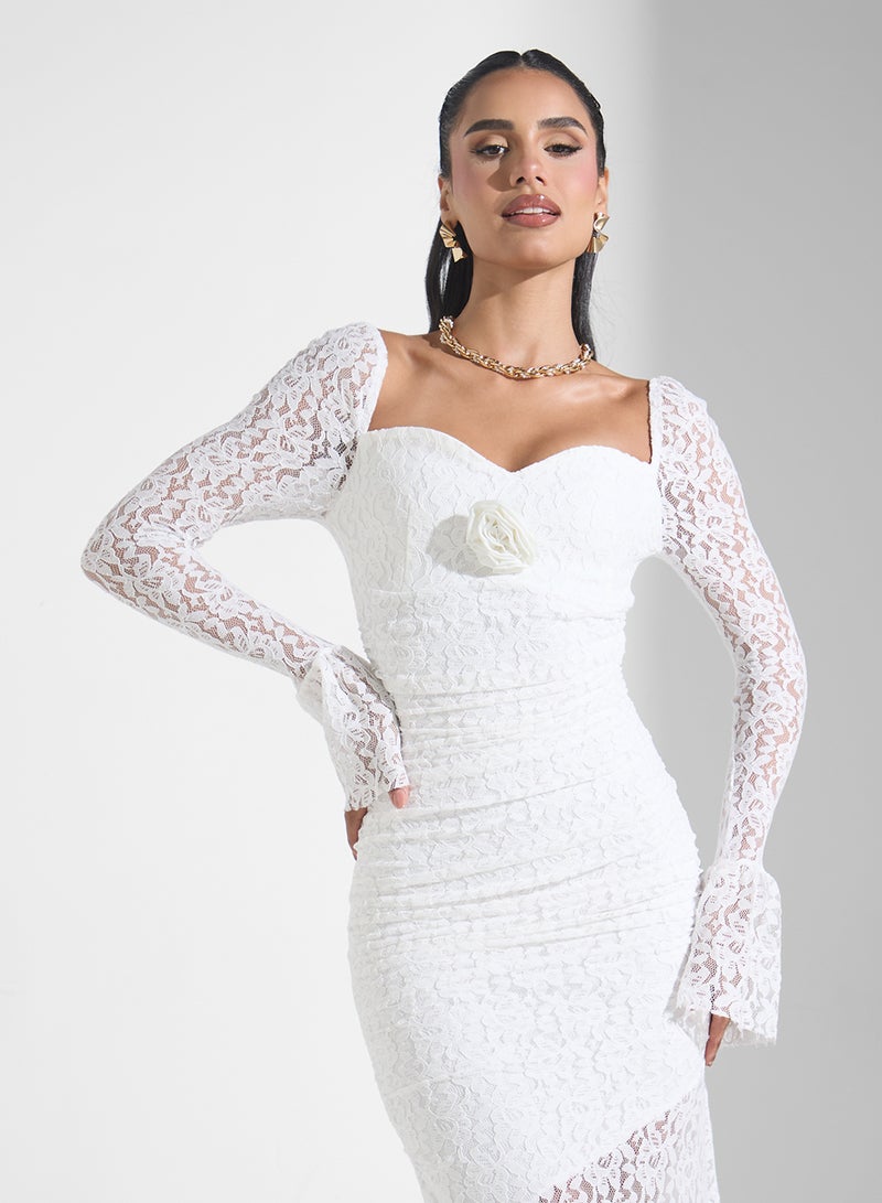 ايلا فستان سهرة مطرز بالدانتيل بياقة على شكل قلب وذيل سمكة - Image 3