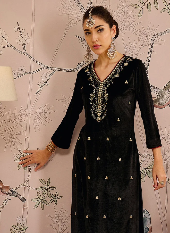SASSAFRAS Black Floral Embroidered Velvet Kurta for Women