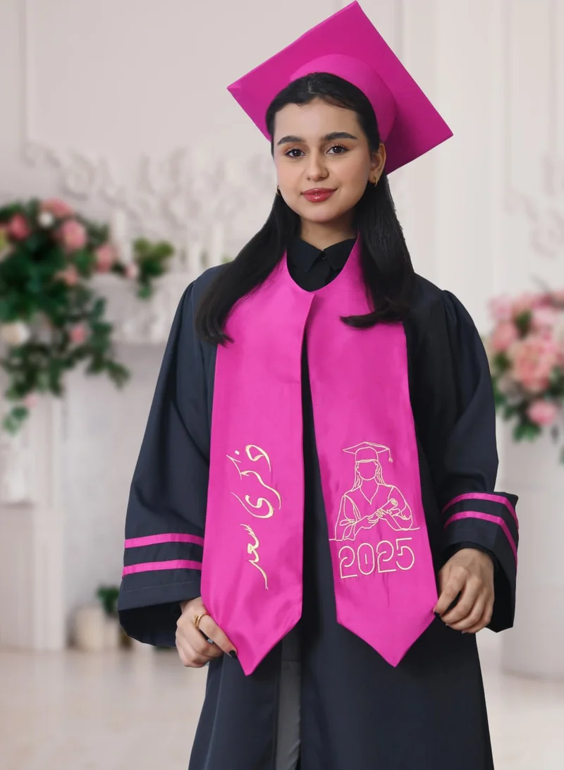 عبايات حوراء زي التخرج باللون الرمادي مع تداخل اللون الفوشي على الاكمام مع وشاح وكاب سادة