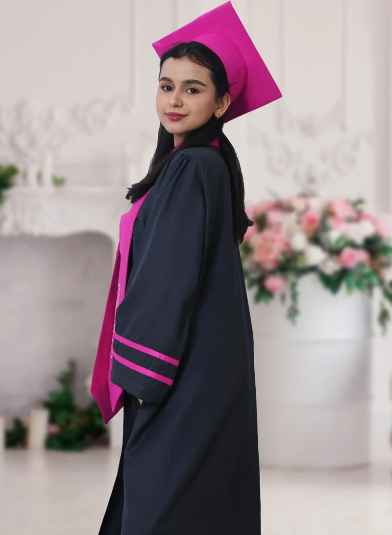 عبايات حوراء زي التخرج باللون الرمادي مع تداخل اللون الفوشي على الاكمام مع وشاح وكاب سادة