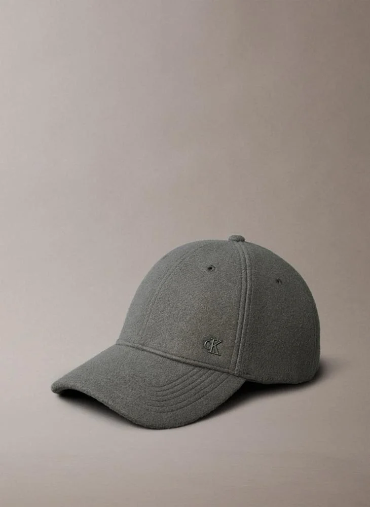 CALVIN KLEIN METAL PLAQUE curved peak CAP
