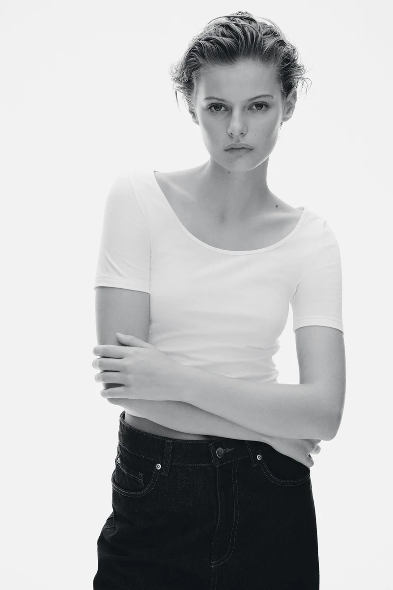 اتش اند ام تي-شيرت قصير بقبة واسعة