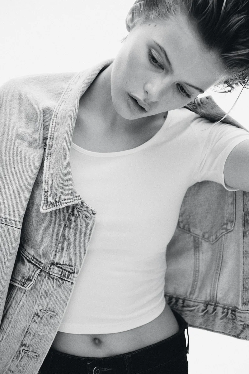 اتش اند ام تي-شيرت قصير بقبة واسعة