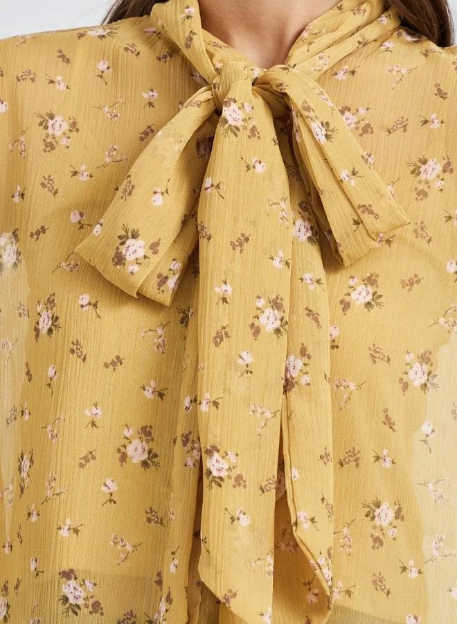 ستايلي بلوزة بطبعة زهور وياقة بأربطة