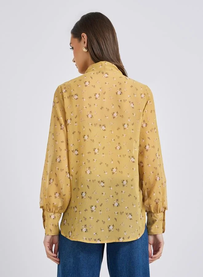 ستايلي بلوزة بطبعة زهور وياقة بأربطة