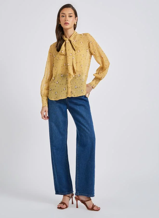 ستايلي بلوزة بطبعة زهور وياقة بأربطة