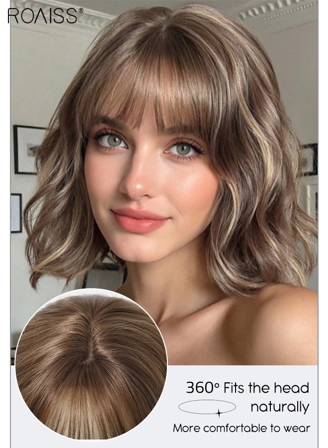 رويس شعر مستعار قصير بني رمادي مع غرة، شعر مستعار نسائي مجعد قصير، شعر مستعار من ألياف صناعية طبيعية مقاومة للحرارة، مناسب للاستخدام اليومي والحفلات والأزياء التنكرية، 25 سم (10 بوصة) - Image 4