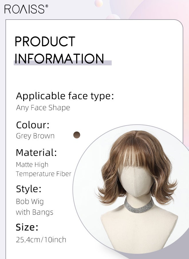 رويس شعر مستعار قصير بني رمادي مع غرة، شعر مستعار نسائي مجعد قصير، شعر مستعار من ألياف صناعية طبيعية مقاومة للحرارة، مناسب للاستخدام اليومي والحفلات والأزياء التنكرية، 25 سم (10 بوصة) - Image 3
